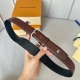 寬度：35Mm 驢家最新品 男士經典頂級休閒腰帶 寬度35毫米 品牌頭層雙面小牛皮底 全新開模精品針扣設計 尾部有相同五金品牌字樣 與腰帶相呼應！多色選