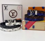 皮带：Lv.路易威登顶级复刻- 腰带：原单品质百分百进口原厂头层牛皮，保证真皮。镜面浮雕工艺.真空电镀.永不掉色.24K纯钢扣藤原浩同款-七彩老花.黑白间色双面