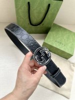 宽度4.0 Gucci 历史细节和现代元素是gucci最新系列的特点。历史的花押字硬件致敬品牌的创始人guccio Gucci。这款腰带采用黑色皮革精制而成，饰