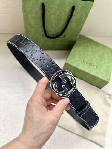 宽度4.0 Gucci 历史细节和现代元素是gucci最新系列的特点。历史的花押字硬件致敬品牌的创始人guccio Gucci。这款腰带采用黑色皮革精制而成，饰