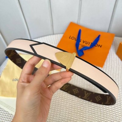 特 宽： 35Mm 精品原单品质 宽度35Mm 专柜编码 驴牌首推情侣款式 经典纯黑或亮丽粉色搭配最新款五金扣！多色可选 双面可用