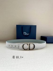 宽度3.5Cm Dior 这款腰带扣采用磨胶“Cd”标志造型，以金属覆层黄铜精心打造。可与各式 35 毫米腰带搭配，提升格调，打造优雅精致的造型。