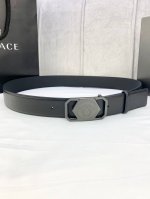 特 宽度4.0Cm Versaec 范思哲 此款时尚腰带由柔软的小牛皮革制成，饰有立体美杜莎原单钢扣 五金采用真空电镀 。