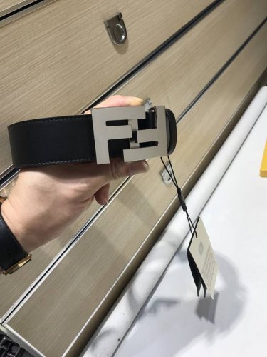 配送专柜包装 打孔针 特批 P210宽39Mm，原单进口双面头层牛皮，搭配原版钌钯电镀F扣，手感.油边近乎完美，原产皮料定制，质感无可挑剔，出众的细节，高清实拍