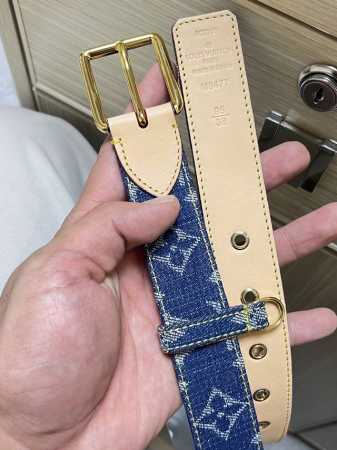 特 当季新款，3.0Mm白彩，路易威登与日本艺术家村上隆联袂打造L Lv D-Ring 双面腰 带，以Monogram Multicolor 帆布展现艺术家对品 - 点击图像关闭