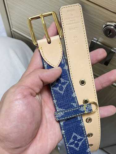 特 当季新款，3.0Mm白彩，路易威登与日本艺术家村上隆联袂打造L Lv D-Ring 双面腰 带，以Monogram Multicolor 帆布展现艺术家对品