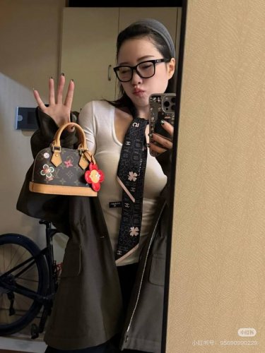 香奈儿 Twilly小丝巾 束发带规格：120X6Cm 100%真丝 Chanel 名副其实的小可爱，人手三条闭眼收，我都不拦着 N久都没有见过这么好看的Twi