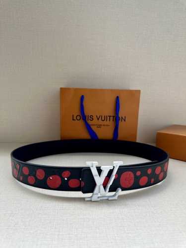 4.0宽 Lv Shape 双面腰带以 荔技面展现经典元素的当代姿采，尽释皮具系列的盎然活力。牛皮革增添沉稳一面，Lv Shape 搭扣呈现雾面观感