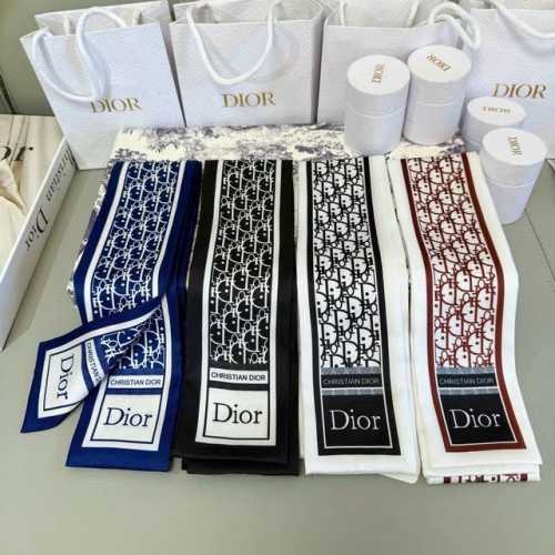新款D字母这款 迪奥Montaigne Mitzah 发带丝巾从标志性的 Dior 精品店地址汲取灵感，老花字母配条纹的款式经典，造型修长，可与各种时尚造型搭配