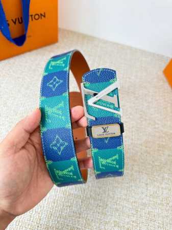 品名： Lv..路易..威登腰带皮带原单 型号：挂扣，经典纯钢材质挂扣，头层牛皮，图片实物拍摄 材料：头层牛皮，挂扣系列，纯钢材质扣头，镀钯电镀工艺永不掉色。原 - 点击图像关闭