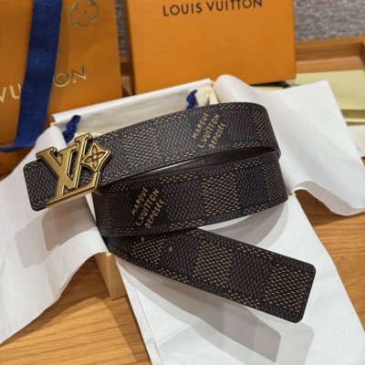 -驴家新款双面腰带 这款双面腰带取材Monogram涂层帆布，借背面皮革的品牌Flower 压纹彰显Pharrell Williams设计的崭新标识，别致搭扣融