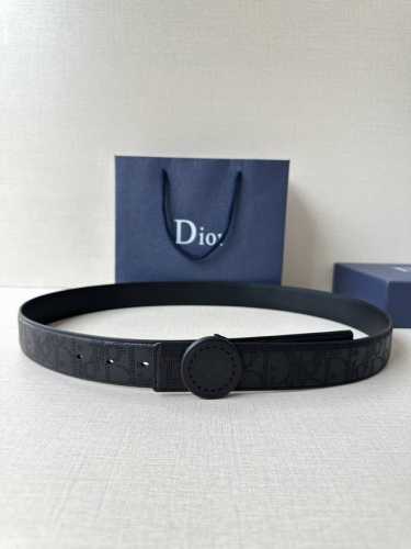宽度3.5Cm 这款 Dior Charm 腰带扣是夏季男装系列新品，采用不锈钢真空电镀菱饰面精心设计，重新演绎经典的 Dior 标志。可与各式 35 毫米腰带