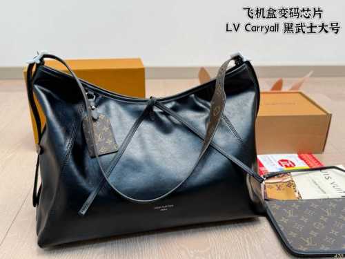 大号 飞机盒变码芯片 Lv Carryall 黑武士 它的外观设计简约大方，却又不失 Lv的经典优雅。流畅的线条，搭配标志性的品牌元素，让人一眼就心动。容量真的