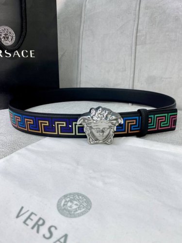 宽度4.0 Cm Versace 范思哲 此款经典的Versace腰带由柔软的小牛皮制成，饰有La Greca印花，并配有3D美杜莎腰带扣。