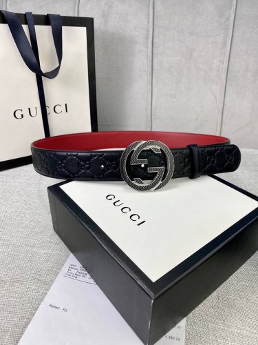 带宽4.0Cm Gucci 互扣式双G腰带，采用热压印技术的Gucci Signature皮革精制而成，巧妙搭配枣红色头层牛皮 触感厚实，印花图案清晰分明。五金