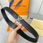 特 寬度：35Mm Lv S-Lock系列 寬度3.5Cm 精緻的字母搭扣 搭配驢家法國原廠荔枝紋皮料 雙面用