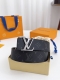 Lv 宽度4.0Cm 原厂防水面料搭配头层小牛皮，双面可用，最新设计。 扣头多款可搭配， A类精抛扣头。 码数；100-125Cm 包装：全套包装