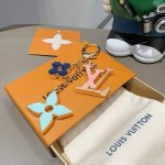 Louis Vuitton官网钥匙扣 Lv经典四瓣花设计，精钢电镀搭配精致珐琅 高品质 不是市面普通版本 优雅的珐琅是Fleur De Monogram包饰的标
