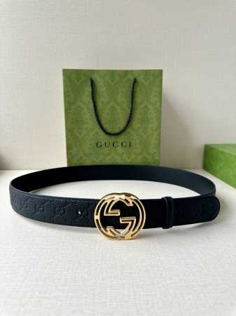 宽度4.0Cm Gucci典藏设计中的标志性元素于早秋系列焕发新意。这款腰带选用黑色超级双G牛皮打造，互扣式双G不锈钢五金 调配件更添个性魅力。 - 点击图像关闭