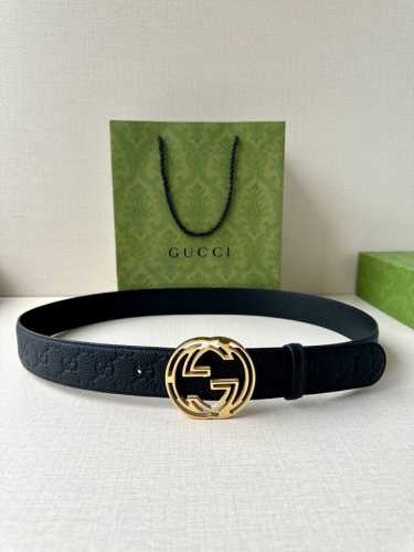 宽度4.0Cm Gucci典藏设计中的标志性元素于早秋系列焕发新意。这款腰带选用黑色超级双G牛皮打造，互扣式双G不锈钢五金 调配件更添个性魅力。