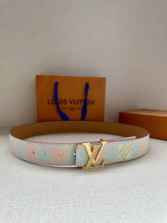 特 4.0宽 本款 Lv Initials 双面腰带凝聚 Pharrell Williams 对典藏设计的灵感探索，通过焕新 Damier 图案和 Marque - 点击图像关闭