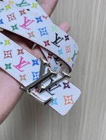 特 3.0白彩，当季新款，3.0Mm，白彩 另一面进口树高底，做工精细，时尚，美观大方。搭配精品扣