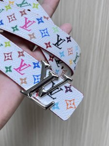 特 3.0白彩，当季新款，3.0Mm，白彩 另一面进口树高底，做工精细，时尚，美观大方。搭配精品扣