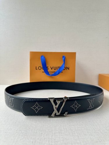 这款尺寸为4.0宽的Lv皮带采用光滑皮革制成，饰有饰钉，形成了房子的花押字。它的特点是具有老化效果的Lv尺寸环和沿边缘的明显接缝。这些细节赋予了该模型复杂的西方