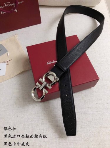 特P160 菲拉格慕 宽度3.5Cm 支持芯片防伪 。双面皮带，牛皮材质，配有钌金Gancini扣饰。风格现代，为日常造型增姿添彩。该皮带可调节，且能根据需要剪