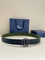 宽度3.5Cm 这款白金色饰面黄铜腰带扣采用“Cd”标志点缀，镌刻有 Dior Oblique 图案，经典元素呈现本季全新风采。设计精巧，可与各式 35 毫米腰