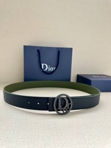 宽度3.5Cm 这款白金色饰面黄铜腰带扣采用“Cd”标志点缀，镌刻有 Dior Oblique 图案，经典元素呈现本季全新风采。设计精巧，可与各式 35 毫米腰