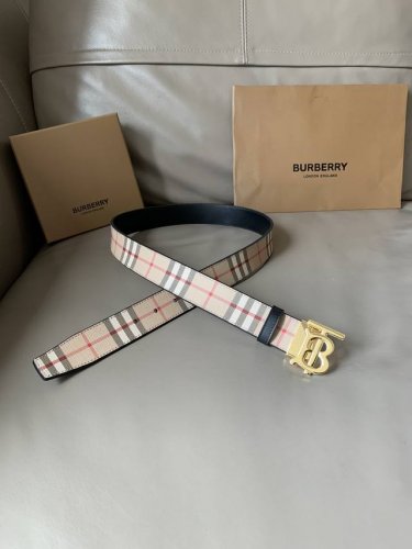 特 Burberry 巴宝莉 专柜同款 男士休闲双面用腰带 宽3.5 Cm 精选品牌标志性 London 格纹，搭配平滑小牛皮反面设计。饰牌搭扣点缀品牌专属标识