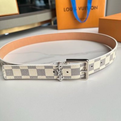 特 寬：30mm 驢家新品 特別限定女士腰帶 帶身帆布面襯托树稿磨砂牛皮 全新針扣設計搭扣以全新花朵金屬打造 佩以與同色三款圖案效果. 多色選