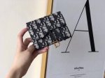 Dior 6812颜色 黑色尺寸 11*10*2 Dior专柜新款火爆登场！ 采用头层牛皮，做工精致， 媲美专柜！多功能小钱包 超级实用