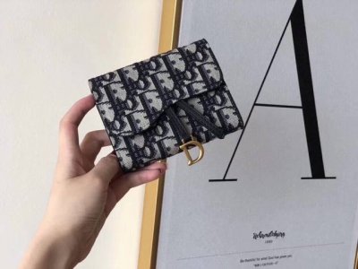 Dior 6812颜色 黑色尺寸 11*10*2 Dior专柜新款火爆登场！ 采用头层牛皮，做工精致， 媲美专柜！多功能小钱包 超级实用