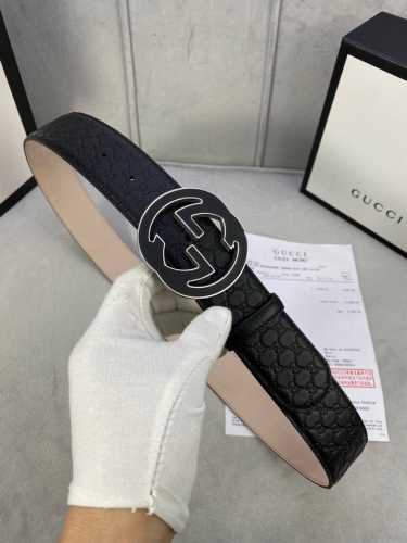 宽度4.0Cm Gucci 互扣式双G钢扣腰带，采用热压印技术的Gucci Signature皮革精制而成，触感厚实，印花图案清晰分明。
