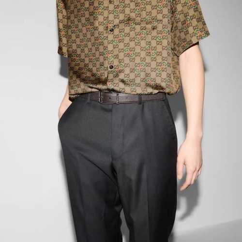 各式基础款配饰惊艳亮相Gucci 2024早秋系列，缔就实用性与时尚感兼济的百搭单品。这款腰带选用黑色皮革匠心打造，巧妙融入长方形银色调腰带扣和Gucci刻花腰