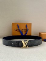 特 4.0宽 Lv Dimension 双面腰带以含蓄格调点亮日常风尚，彰显 Pharrell Williams 的设计巧思。Damier Heritage 饰