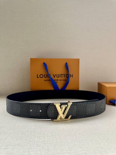 特 4.0宽 Lv Dimension 双面腰带以含蓄格调点亮日常风尚，彰显 Pharrell Williams 的设计巧思。Damier Heritage 饰