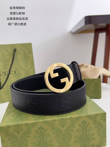 特 古奇 顶级货品 宽度3.8Cm 原厂头层荔枝纹压制经典花纹， 搭配黑色进口底皮。精细的做工，品质好货。 扣头：纯铜材质