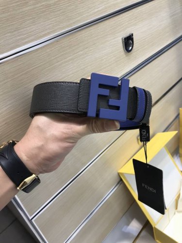 特P210 配送专柜包装 打孔针 新款 Fd 宽38Mm 支持Nfc 芯片扫描，标志造型宽皮带，原版立体双层沙黑色铆钉扣，进口原版手掌纹配制小牛皮制成，镀金表面
