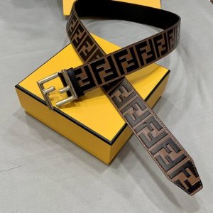 FENDI 芬迪 男士皮带 宽38MM 标志造型宽皮带。原版针扣，进口原版小牛皮制成。印有浮雕黑FF 图案。镀金表面金属制品，品质保证。