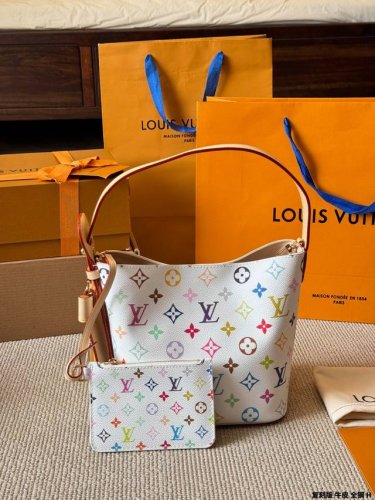 复刻版 牛皮 全钢 Lv All Inbb手袋为Monogram牛皮搭配亮泽金属件，以标志性挂锁和名牌彰显经典格调。可调节肩带延续品牌制箱传承，皮革肩带增添斜挎
