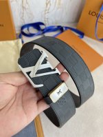 品名： Lv..路易..威登腰带皮带原单 型号：挂扣，经典纯钢材质挂扣，头层牛皮，图片实物拍摄 材料：头层牛皮，挂扣系列，纯钢材质扣头，钯镀电镀工艺永不掉色。原