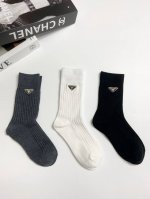 配包装 一盒3 双 Prada 普拉达 经典字母Logo纯棉中筒袜 重工装饰个性时尚 Ins爆款！专柜在售Ing 好看到爆炸 ！超高品质！经典不过时！潮人必不能