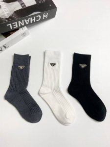 配包装 一盒3 双 Prada 普拉达 经典字母Logo纯棉中筒袜 重工装饰个性时尚 Ins爆款！专柜在售Ing 好看到爆炸 ！超高品质！经典不过时！潮人必不能