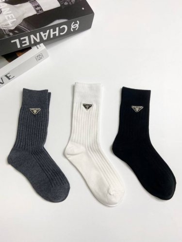 配包装 一盒3 双 Prada 普拉达 经典字母Logo纯棉中筒袜 重工装饰个性时尚 Ins爆款！专柜在售Ing 好看到爆炸 ！超高品质！经典不过时！潮人必不能