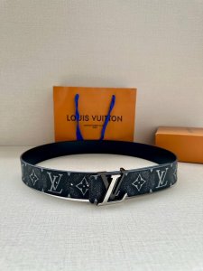 Lv Pixel 双面腰带为经典搭扣注入潮流新意，令标志性 Lv 字母映现立体像素效 Monogram 帆布和素净皮革切换两式风尚 X 4 厘米 长度 X 宽