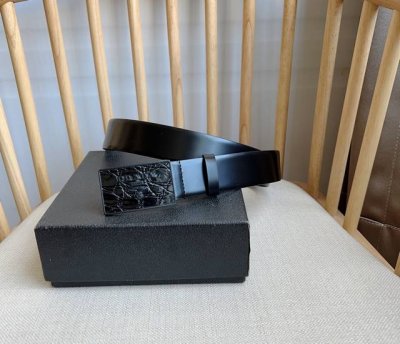 特 Prada 普拉达 专柜最新款 这款简约的腰带饰以新颖的混合图案 Saffiano皮革优雅的交叉平行线阴影图案与鳄鱼皮的精美纹理之间 彰显饱满的同色设计 标