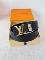 品名： Lv..路易..威登腰带皮带原单 型号：挂扣，经典纯钢材质镶钻挂扣，头层牛皮，图片实物拍摄 材料：头层牛皮，挂扣系列，纯钢材质扣头，钯镀电镀工艺永不掉色